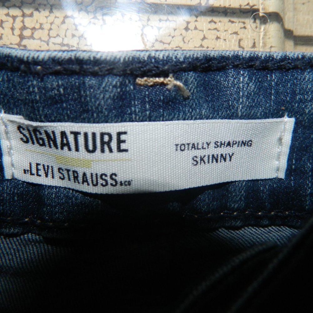 Levi’s Signature Women’s Totally Shaping Skinny Jeans Size 10S (T-35) - Picture 2 of 4